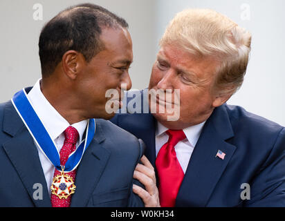 Le président Donald Trump awards Tiger Woods golfeur professionnel la Médaille présidentielle de la liberté, le jardin de roses à la Maison Blanche le 6 mai 2019 à Washington, D.C. Photo par Kevin Dietsch/UPI Banque D'Images