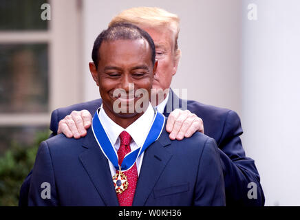 Le président Donald Trump awards Tiger Woods golfeur professionnel la Médaille présidentielle de la liberté, le jardin de roses à la Maison Blanche le 6 mai 2019 à Washington, D.C. Photo par Kevin Dietsch/UPI Banque D'Images