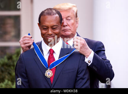 Le président Donald Trump awards Tiger Woods golfeur professionnel la Médaille présidentielle de la liberté, le jardin de roses à la Maison Blanche le 6 mai 2019 à Washington, D.C. Photo par Kevin Dietsch/UPI Banque D'Images