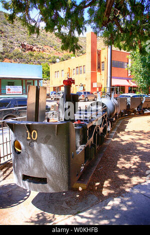 Langue étroite et wagons locomotive minière sur l'affichage à l'extérieur le musée de la mine dans la ville historique de Bisbee, AZ Banque D'Images