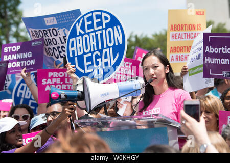 Le Dr Leana Wen, Président de la Planned Parenthood Federation of America et le Fonds d'action pour la planification familiale prend la parole à l'interdiction de l'avortement 'Stop' de la journée d'action au niveau de la Cour suprême sur la colline du Capitole à Washington, D.C. le 21 mai 2019. Les partisans des droits à l'avortement se sont mobilisés à travers les Etats-Unis aujourd'hui pour protester contre de nouvelles restrictions sur l'avortement adoptée par les législatures à prédominance républicaine dans plusieurs états. Photo par Kevin Dietsch/UPI Banque D'Images