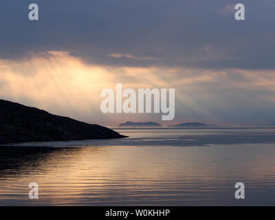 Tôt le matin, la lumière sur les îles Shiant de Scalpay, Harris, Scotland Banque D'Images