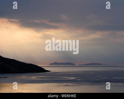 Tôt le matin, la lumière sur les îles Shiant de Scalpay, Harris, Scotland Banque D'Images