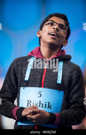 Gandhasri Rishik, 13, de San Jose, Californie, participe à la finale du 2019 Scripps National Spelling Bee le 30 mai 2019 à Oxon Hill, Maryland. Il y avait 565 spellers au début de la compétition et les 50 finalistes pour la finale. C'est la 92e année que la Scripps National Spelling Bee a eu lieu. Photo par Pete Marovich/UPI Banque D'Images