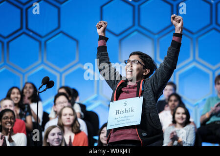 Gandhasri Rishik, 13, de San Jose, Californie, célèbre de devenir l'un des huit 2019 National Spelling Bee co-champions après une finale sans précédent le 30 mai 2019 à Oxon Hill, Maryland. Le 20 l'année dernière a duré plus de cinq heures lorsque le fonctionnaire pronouncer pour le BEE a annoncé qu'il n'y avait plus de mots qui, en défi les autres correcteurs orthographiques. Photo par Pete Marovich/UPI Banque D'Images