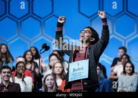 Gandhasri Rishik, 13, de San Jose, Californie, célèbre de devenir l'un des huit 2019 National Spelling Bee co-champions après une finale sans précédent le 30 mai 2019 à Oxon Hill, Maryland. Le 20 l'année dernière a duré plus de cinq heures lorsque le fonctionnaire pronouncer pour le BEE a annoncé qu'il n'y avait plus de mots qui, en défi les autres correcteurs orthographiques. Photo par Pete Marovich/UPI Banque D'Images