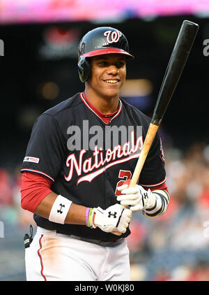 Le voltigeur des Nationals de Washington Juan Soto (22) se préparer à frapper contre les White Sox de Chicago en première manche au Championnat National Park de Washington, D.C. le 4 juin 2019. Photo par Kevin Dietsch/UPI Banque D'Images