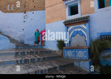 Chefchaouen, Maroc - 3 mai 2019 : Les femmes avec une tenue traditionnelle marocaine dans une des rues de Chaouen, une ville très touristique du nord du Maroc Banque D'Images