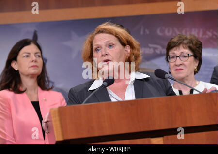 Sen. Heidi Heitkamp (D-ND), rejoint par le sénateur Kelly Ayotte (R-NH) et la sénatrice Susan Collins (R-ME), sur la législation des armes à feu des deux partis nouvellement proposée permettra d'éviter que ceux sur la liste d'interdiction de vol ou d'acheter des armes à feu Selectee List, sur la colline du Capitole à Washington, D.C. le 21 juin 2016. Cette loi s'inscrit dans le sillage de la prise de vue de nuit d'Orlando où un homme armé a tué 49 personnes et en ont blessé d'autres. Photo par Kevin Dietsch/UPI Banque D'Images