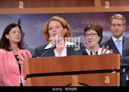 Sen. Heidi Heitkamp (D-ND), rejoint par le sénateur Kelly Ayotte (R-NH), la sénatrice Susan Collins (R-ME) et le sénateur Jeff Flake (R-Z), sur la législation des armes à feu des deux partis nouvellement proposée permettra d'éviter que ceux sur la liste d'interdiction de vol ou d'acheter des armes à feu Selectee List, sur la colline du Capitole à Washington, D.C. le 21 juin 2016. Cette loi s'inscrit dans le sillage de la prise de vue de nuit d'Orlando où un homme armé a tué 49 personnes et en ont blessé d'autres. Photo par Kevin Dietsch/UPI Banque D'Images