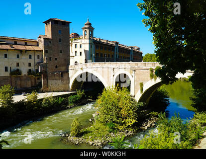 Le Pons Fabricius ou Ponte dei Quattro Capi, est le plus ancien pont romain à Rome, Italie Banque D'Images