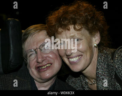 Le professeur Stephen Hawking sourit avec sa femme après avoir reçu la médaille du bicentenaire James Smithson à la George Washington University à Washington le 14 février 2005. Hawking est le mieux connu pour ses travaux en physique théorique. (Photo d'UPI/Yuri Gripas) Banque D'Images