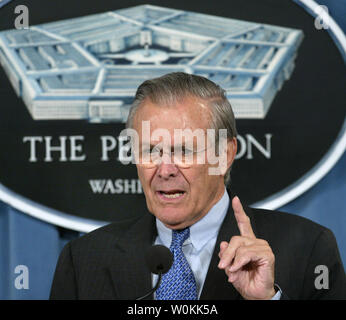 Le secrétaire américain à la défense Donald Rumsfeld parle au cours d'une conférence de presse conjointe avec le Vice-président, Comité des chefs du personnel adm. Edmund Giambastiani au Pentagone à Washington, le 23 août 2005. (Photo d'UPI/Yuri Gripas) Banque D'Images