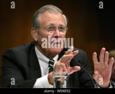 Secrétaire américain à la défense Donald Rumsfeld témoigne devant la Commission des forces armées du Sénat sur la stratégie et les opérations militaires américaines en Irak sur la colline du Capitole à Washington, le 29 septembre 2005. (Photo d'UPI/Yuri Gripas) Banque D'Images