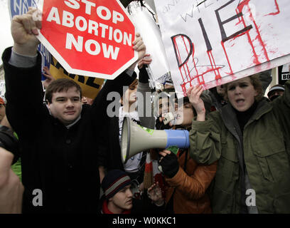 Un manifestant anti-avortement (L) est titulaire d'une bannière dans l'opposition des partisans de Roe c. Wade devant la Cour suprême à Washington, le 23 janvier 2006. Des dizaines de milliers de personnes ont assisté à la 33e Marche pour la vie à Washington. (Photo d'UPI/Yuri Gripas) Banque D'Images