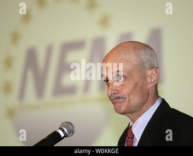 Le secrétaire américain à la sécurité intérieure Michael Chertoff, prononce une allocution lors d'une Association nationale de gestion des situations d'urgence conférence de mi-année à Alexandria, Virginie, le 13 février 2006. (Photo d'UPI/Yuri Gripas) Banque D'Images