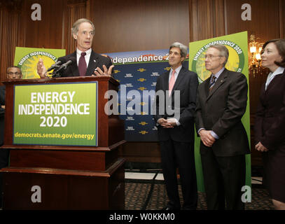 La sénateur Thomas Carper (D-DE) prend la parole lors d'une conférence de presse conjointe avec le sénateur John Kerry (D-MA) (C), le leader de l'opposition au Sénat Harry Reid (D-NV) et et Sen. Maria Cantwell (D-WA) (R) sur la colline du Capitole à Washington pour dévoiler le bord net Act de 2006. Ce plan complet est créé pour aider à transformer l'Amérique "politique énergétique nationale pour répondre à notre sécurité, économique, et à l'environnement'. (Photo d'UPI/Yuri Gripas) Banque D'Images