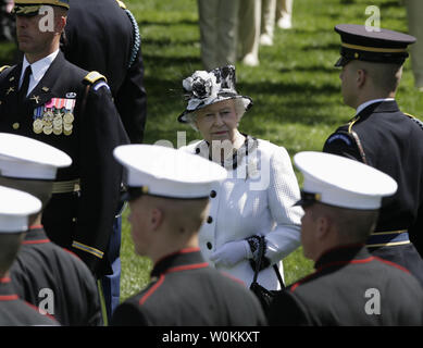 La Grande-Bretagne La reine Elizabeth II passe les troupes lors d'une cérémonie d'arrivée à la Maison Blanche à Washington le 7 mai 2007. La Reine est sur la dernière étape de sa visite de six jours en Amérique latine. (Photo d'UPI/Yuri Gripas) Banque D'Images