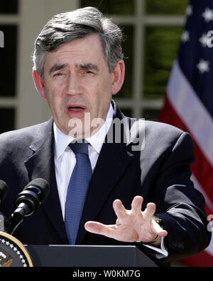 De Premier ministre britannique Gordon Brown prend la parole lors d'une conférence de presse conjointe avec le président américain George W. Bush dans le jardin de roses à la Maison Blanche à Washington à l'issue d'une réunion le 17 avril 2008. (Photo d'UPI/Yuri Gripas) Banque D'Images