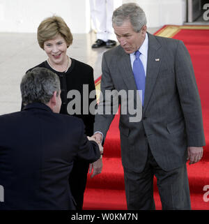 Le président américain George W. Bush et la Première dame Laura Bush salue de Premier ministre britannique Gordon Brown à l'Amérique du portique, à la Maison Blanche à Washington le 17 avril 2008. (Photo d'UPI/Yuri Gripas) Banque D'Images