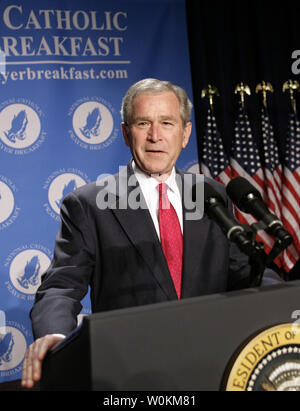 Le président américain George W. Bush parle lors de la National Catholic Prayer Breakfast à Washington le 18 avril 2008. (Photo d'UPI/Yuri Gripas) Banque D'Images