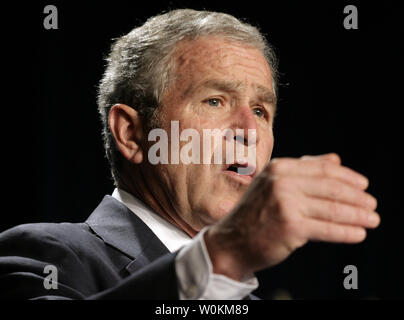 Le président américain George W. Bush parle lors de la National Catholic Prayer Breakfast à Washington le 18 avril 2008. (Photo d'UPI/Yuri Gripas) Banque D'Images