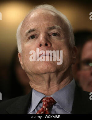 Présomption de candidat présidentiel républicain le sénateur John McCain (R-AZ) écoute le président américain George W. Bush au petit déjeuner de prière national catholique à Washington le 18 avril 2008. (Photo d'UPI/Yuri Gripas) Banque D'Images