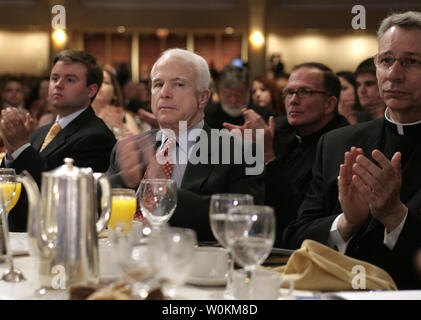 Présomption de candidat présidentiel républicain le sénateur John McCain (R-AZ) applaudit le président américain George W. Bush au petit déjeuner de prière national catholique à Washington le 18 avril 2008. (Photo d'UPI/Yuri Gripas) Banque D'Images