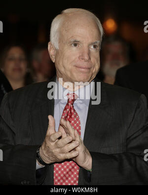 Présomption de candidat présidentiel républicain le sénateur John McCain (R-AZ) applaudit le président américain George W. Bush au petit déjeuner de prière national catholique à Washington le 18 avril 2008. (Photo d'UPI/Yuri Gripas) Banque D'Images