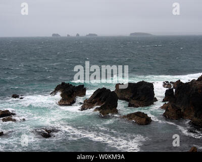 Ramna stacks et de Gruney Uyea île à marée, Shetland Banque D'Images