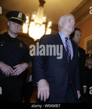 Candidat présidentiel républicain le sénateur John McCain (R-AZ) entre dans la salle du Sénat sur la colline du Capitole à Washington le 1er octobre 2008. Le Sénat s'est réunie pour une séance en soirée et adopté le plan de sauvetage de 700 milliards de dollars de l'industrie financière. (Photo d'UPI/Yuri Gripas) Banque D'Images