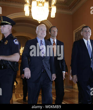 Candidat présidentiel républicain le sénateur John McCain (R-AZ) (2L) promenades avec le sénateur John Thune (R-SD) (R) dans la chambre du Sénat sur la colline du Capitole à Washington le 1er octobre 2008. Le Sénat s'est réunie pour une séance en soirée et adopté le plan de sauvetage de 700 milliards de dollars de l'industrie financière. (Photo d'UPI/Yuri Gripas) Banque D'Images