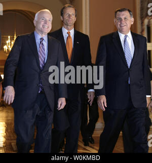 Candidat présidentiel républicain le sénateur John McCain (R-AZ) (L) promenades avec le sénateur John Thune (R-SD) (R) dans la chambre du Sénat sur la colline du Capitole à Washington le 1er octobre 2008. Le Sénat s'est réunie pour une séance en soirée et adopté le plan de sauvetage de 700 milliards de dollars de l'industrie financière. (Photo d'UPI/Yuri Gripas) Banque D'Images