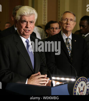 Le sénateur Chris Dodd (D-CT) parle avec le chef de la majorité au Sénat Harry Reid (D-NV) à la conférence de presse suivant le vote du Sénat sur le plan de sauvetage du secteur financier sur la colline du Capitole à Washington le 1er octobre 2008. Le Sénat a adopté le projet de loi de sauvetage de 700 milliards de dollars. (Photo d'UPI/Yuri Gripas) Banque D'Images