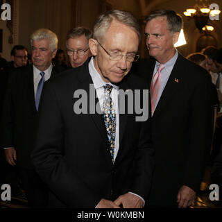 (L-R) Le sénateur Chris Dodd (D-CT), le sénateur Mitch McConnell (R-KY), chef de la majorité au Sénat Harry Reid (D-NV) et le sénateur Judd Gregg (R-NH) partir après une conférence de presse conjointe sur la colline du Capitole après un vote sur le programme de sauvetage économique à Washington le 1er octobre 2008. Le Sénat a adopté le projet de loi de sauvetage de 700 milliards de dollars. (Photo d'UPI/Yuri Gripas) Banque D'Images