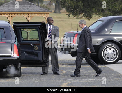 Le président américain George W. Bush se rend à sa limousine après une porte fermée intelligence briefing à l'Agence nationale de sécurité à Fort Meade, Maryland, le 24 octobre 2008. (Photo d'UPI/Yuri Gripas) Banque D'Images