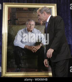 Le président américain George W. Bush regarde au-dessus de son portrait au cours d'une cérémonie de dévoilement à la National Portrait Gallery de Washington le 19 décembre 2008. (Photo d'UPI/Yuri Gripas) Banque D'Images