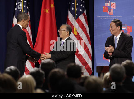 Le président américain Barack Obama (G) accueille le Conseiller d'Etat chinois Dai Bingguo et le vice-Premier ministre chinois Wang Qishan (R) au début de l'aux États-Unis-Chine Dialogue stratégique et économique à Washington le 27 juillet 2009. (Photo d'UPI/Yuri Gripas) Banque D'Images