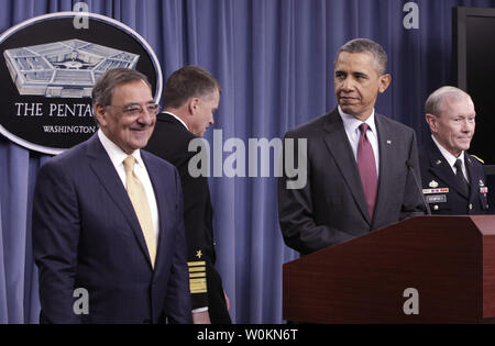 Le président des États-Unis, Barack Obama, se tient entre le secrétaire à la Défense Leon Panetta (L) et président du Comité des chefs d'état-major Martin Dempsey (R) avant de le livrer au Pentagone Remarques sur la révision stratégique de la Défense à Washington le 5 janvier 2012. Obama a décrit un 'smart' stratégique, stratégie militaire qui touche des centaines de milliards de dollars du budget de la prochaine décennie. UPI/Yuri Gripas Banque D'Images