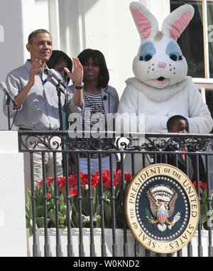 Le président des États-Unis, Barack Obama parle à côté de la Première Dame Michelle Obama avec le Lapin de Pâques avant de se joindre à vous au cours de la Maison blanche aux Œufs de Pâques sur la pelouse Sud de la Maison Blanche à Washington le 1 avril 2013. UPI/Yuri Gripas. Banque D'Images