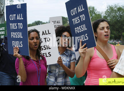 Rassemblement de manifestants à l'extérieur de la Smithsonian Museum of Natural History de Washington, DC appelant pour le musée de couper les liens avec l'industrie des combustibles fossiles et les frères Koch le 15 juin 2015. Ils ont présenté une pétition pour David Koch d'être lancé l'administration du musée pour une exposition controversée qu'il a été vu par certains scientifiques comme trompeuse et non scientifique en ce qui concerne le changement climatique. Photo par Yuri Gripas/UPI Banque D'Images