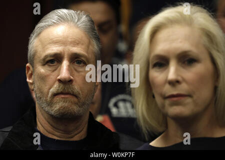 Jon Stewart, ancien animateur de Comedy Central 'The Daily Show', et candidat à l'élection présidentielle 2020 LA SÉNATRICE Kirsten Gillibrand (D-NY) assister à une conférence de presse à l'appui de l'autorisation permanente du Fonds d'indemnisation pour les victimes du 11 septembre Loi sur la colline du Capitole à Washington le 25 février 2019. Photo par Yuri Gripas/UPI Banque D'Images