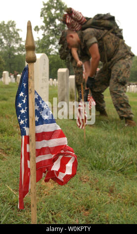 Les Marines américains place flags en face de chacun des 290 000 Les pierres tombales dans le cimetière d'Arlington le 27 mai 2004 en préparation pour le Jour du Souvenir. Membres de chacune des quatre branches de l'Armée participent à la cérémonie annuelle. (Photo d'UPI/Rick Steele) Banque D'Images