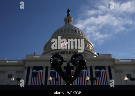 WASHINGTON, DC - 20 janvier : un microphone se tient sur un podium sur la plate-forme west Capitol où le président Barack Obama va prêter le serment d'office au cours de sa deuxième investiture le 20 janvier 2013 à Washington, D.C. a poursuivi les préparatifs de l'avant de l'événement historique, qui devrait attirer plus d'un demi-million de personnes. UPI/Win McNamee extérieure Banque D'Images