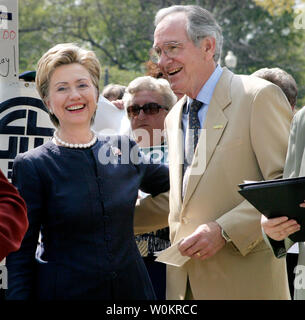 La Sénatrice Hillary Rodham Clinton, D-NY, accueille le Sénateur Tom Harkin, D-Iowa, en face de partisans de l'équité salariale pour les femmes lors d'une conférence de presse tenue par le Comité national sur l'équité salariale à l'Upper Sénat Park à Washington, DC Le 19 avril 2005. D'autres participants à la conférence ont été Rempl. Deus, D-CN, et Eleanor Holmes Norton, D-DC. (Photo d'UPI/Josalee Thrift) Banque D'Images