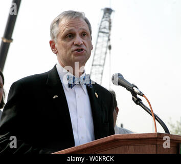 Earl Blumenauer, Rép. D-Ore., parle devant le Capitole à Washington, DC, lors d'une conférence de presse pour exiger des mesures sur l'environnement le 19 avril 2005. D'autres participants ont été Rempl. James Moran, D-Va., Rép. Janice D. Schakowsky, D-Ill., Rép. Raul Grijalva, D-Arizona), et Hilda Solis, Rép. D-Californie(UPI Photo/Josalee Thrift) Banque D'Images