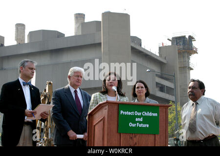 Hilda Solis, Rép. D-Californie, parle devant le Capitole à Washington, DC, lors d'une conférence de presse pour exiger des mesures sur l'environnement le 19 avril 2005. Derrière son stand, Earl Blumenauer, Rép. D-Ore., Rép. James Moran, D-Va., Rép. Janice D. Schakowsky, D-Ill., et Raul Grijalva, D-Arizona) (Photo d'UPI/Josalee Thrift) Banque D'Images