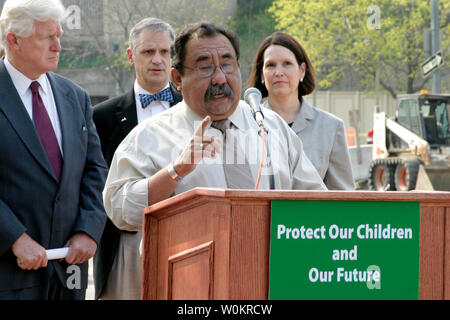 Rempl. Raul Grijalva, D-Arizona), parle en face du Capitole à Washington, DC, lors d'une conférence de presse pour exiger des mesures sur l'environnement le 19 avril 2005. Derrière lui, James Moran, Rép. stand D-Va., Earl Blumenauer, Rép. D-Ore., Rép. et Janice D. Schakowsky, D-Ill. (Photo d'UPI/Josalee Thrift) Banque D'Images