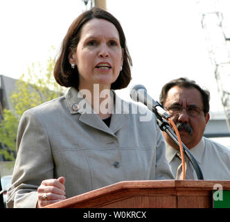 Janice D. Schakowsky, Rép. D-Ill., parle devant le Capitole à Washington, DC, lors d'une conférence de presse pour exiger des mesures sur l'environnement le 19 avril 2005. Derrière elle se tient Rempl. Raul Grijalva, D-Arizona) D'autres participants ont été Earl Blumenauer, Rép. D-Ore., Rép. James Moran, D-Va., Rép. et Hilda Solis, D-Californie, (UPI Photo/Josalee Thrift) Banque D'Images