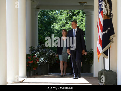 Le président Barack Obama marche avec ses trois candidats à la magistrature de la Cour fédérale d'Appel du District de Columbia à la Roseraie de la Maison Blanche à Washington, DC, le 4 juin 2013. La cour DC est considéré comme le deuxième plus puissant de cour à côté de la Cour suprême. Les nominés sont ÒNinaÓ Cornelia Pillard, Patricia Ann Millett, et le juge Robert Wilkins. UPI/Pat Benic Banque D'Images